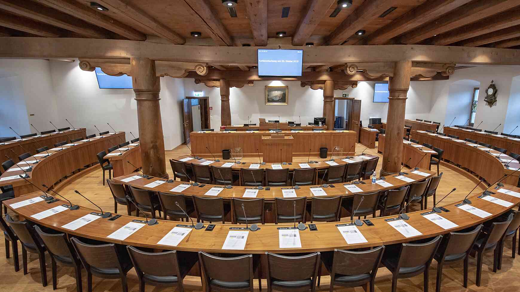 Blick in den leeren Kantonsratssaal im Rathaus Schwyz