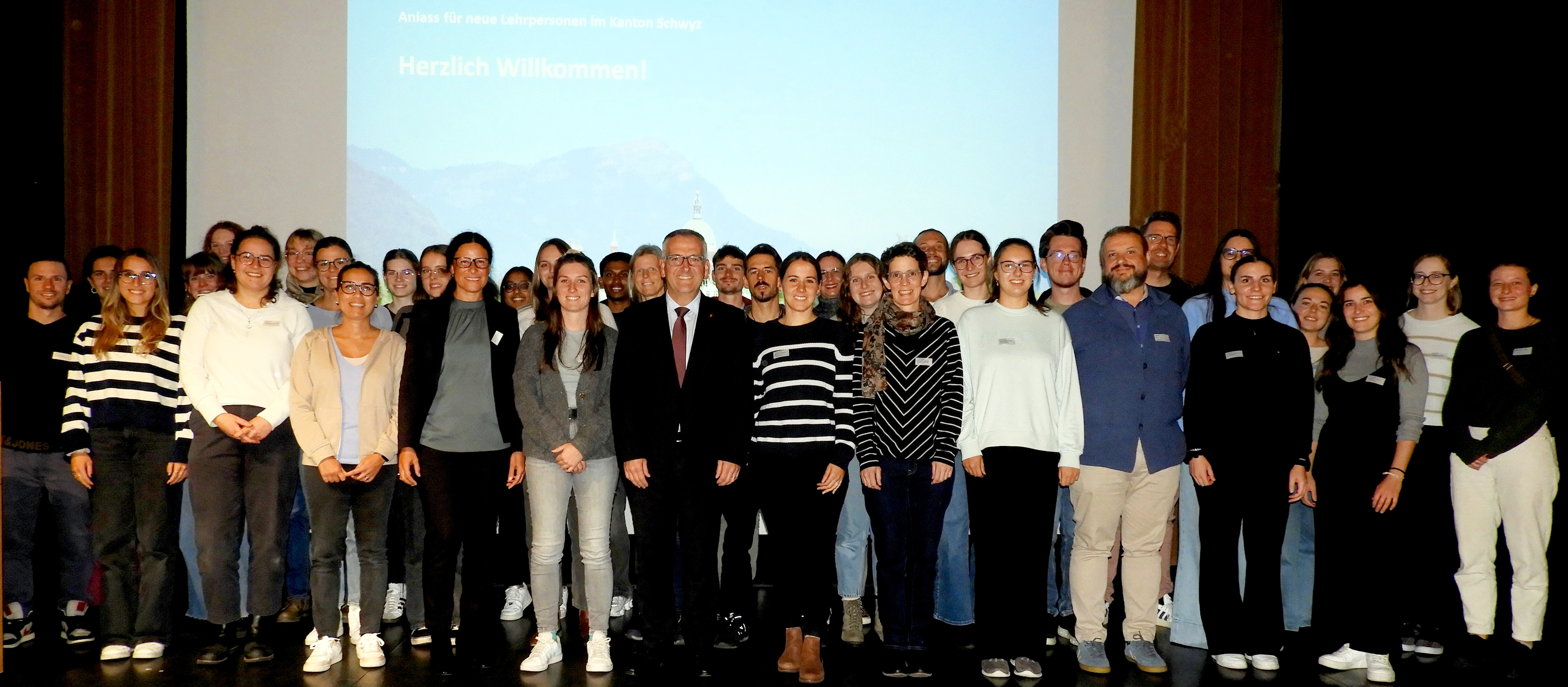 Gruppenbild der neuen Lehrpersonen im Kanton Schwyz zusammen mit dem Bildungsdirektor und der Vorsteherin des Amts für Volksschulen und Sport