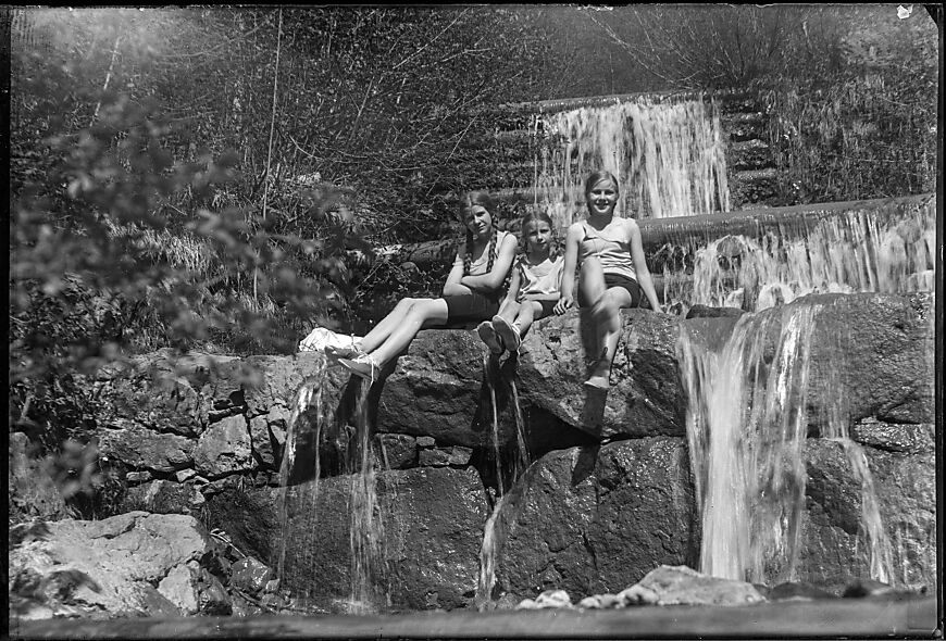 Badespass am Tobelbach bei Rickenbach mit Marie, Annie und Hedi Sindelar, unbekannter Fotograf, Glasplatte