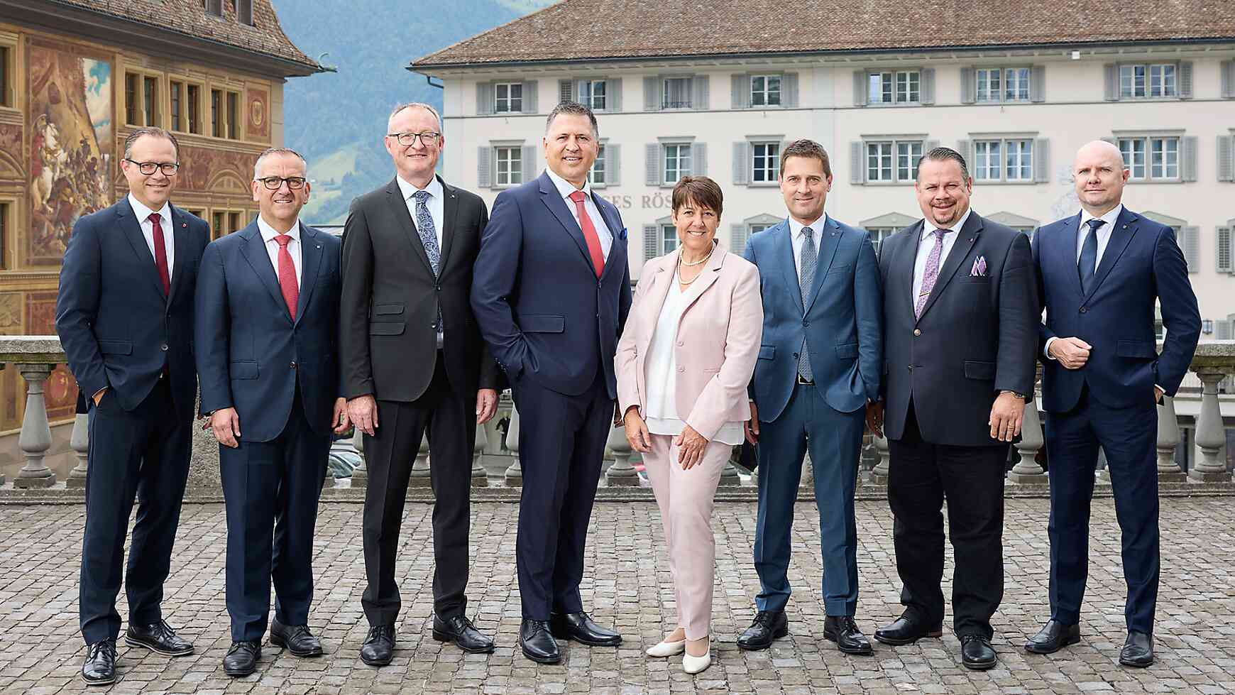 Der Regierungsrat des Kantons Schwyz (von links): Damian Meier (Departement des Innern), Michael Stähli (Bildungsdepartement), Landesstatthalter Herbert Huwiler (Finanzdepartement), Landammann Sandro Patierno (Umweltdepartement), Petra Steimen-Rickenbacher (Volkswirtschaftsdepartement), André Rüegsegger (Baudepartement), Xaver Schuler (Sicherheitsdepartement), Staatsschreiber Dr. Mathias E. Brun (Staatskanzlei).